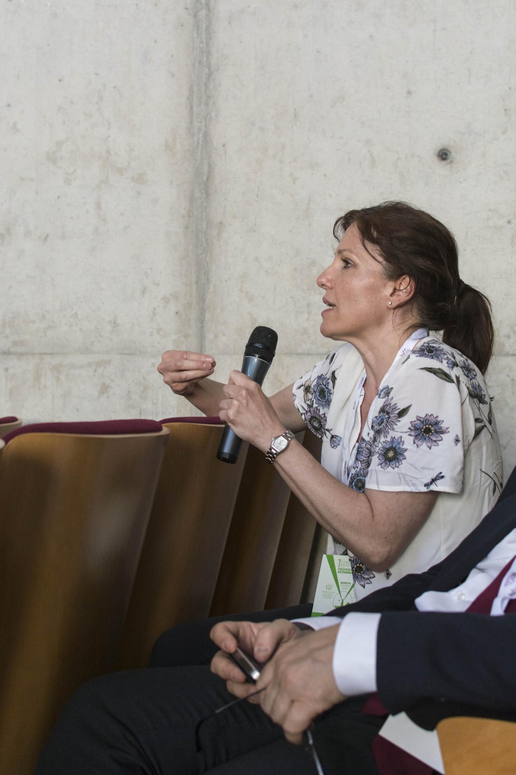 Una congresista en un momento de debate.