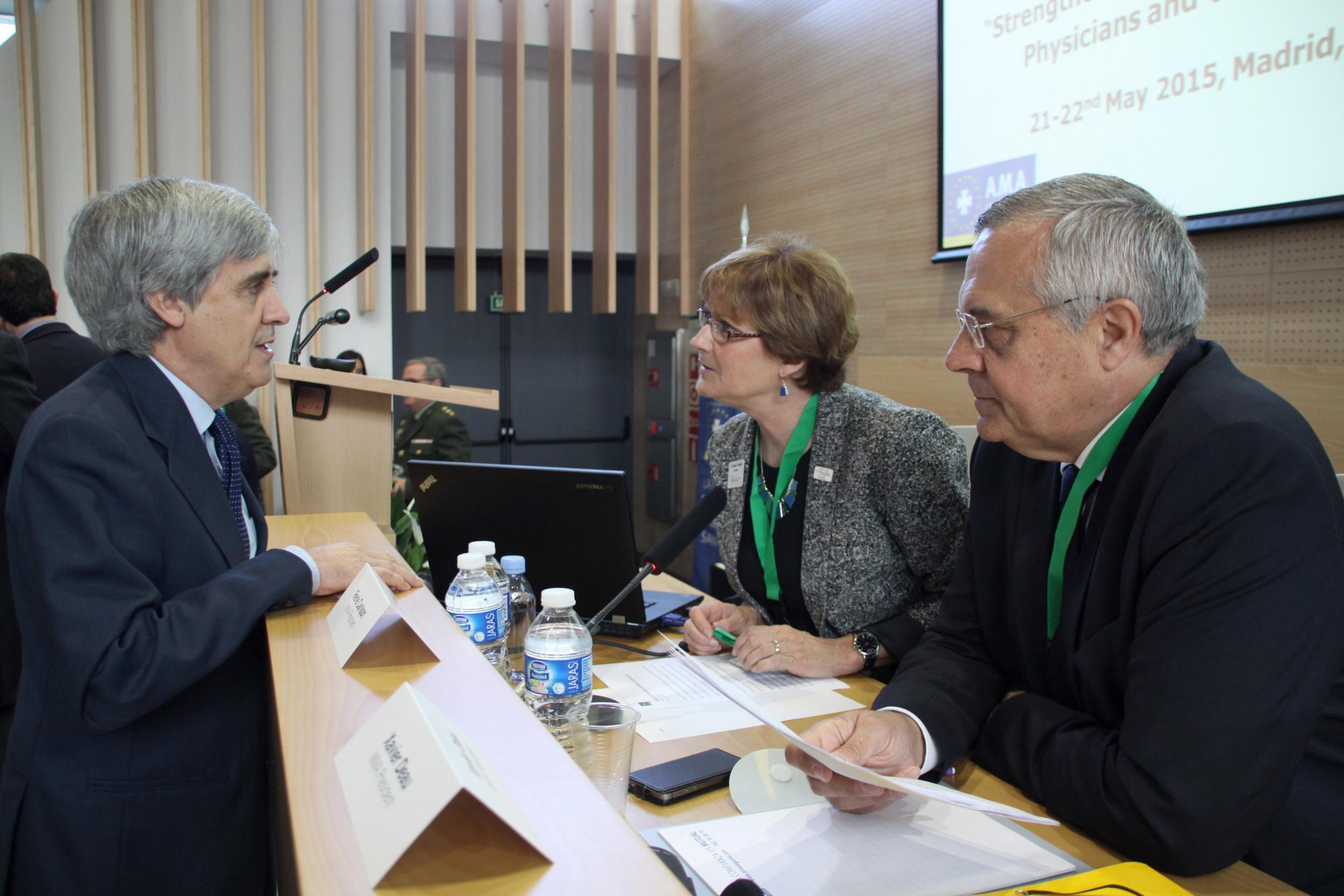 Badiola conversa con René Carlson y Xavier Deau en los previos del congreso.jpg