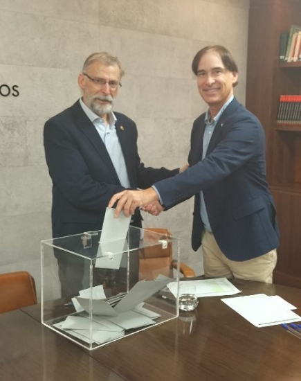 Juan Antonio de Luque deposita su voto y saluda a Luciano Diez, presidente de la mesa