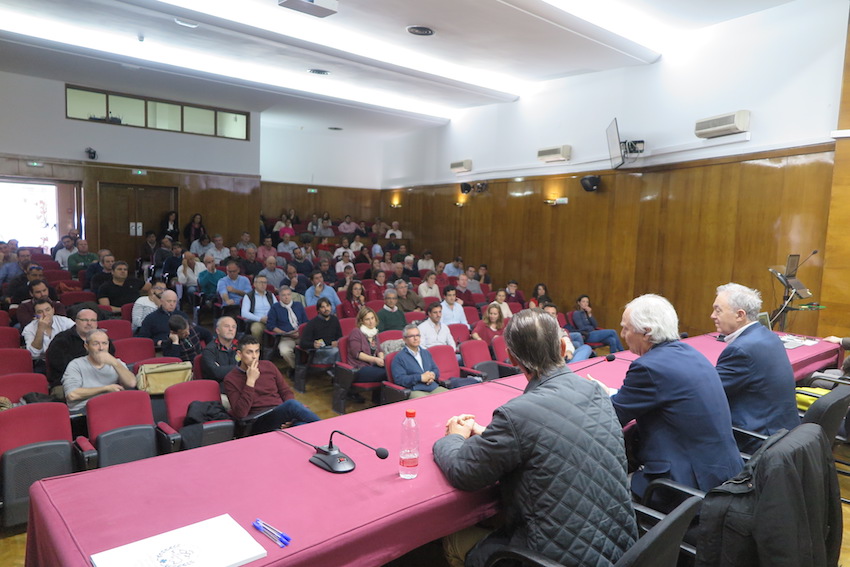 Felipe Vilas, Rufino Rivero y Manuel Alejandro Rodríguez introducen el examen.