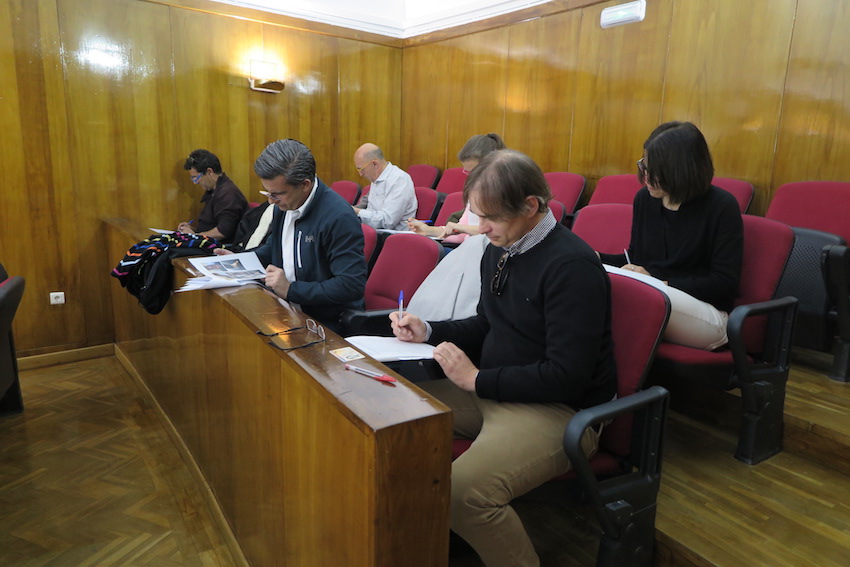  Juan Antonio de Luque, presidente de la AVEE (en primer término) durante la realización del examen