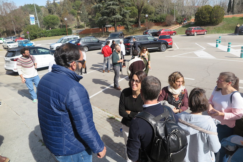 Corrillos de examinandos se formaron a la salida comentando las preguntas del examen.