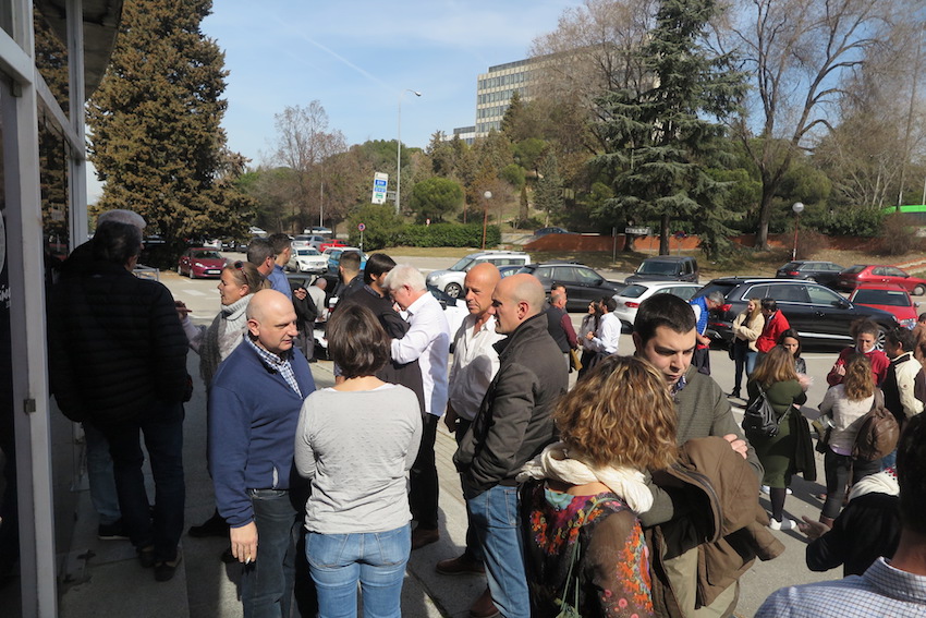 Corrillos de examinandos se formaron a la salida comentando las preguntas del examen.