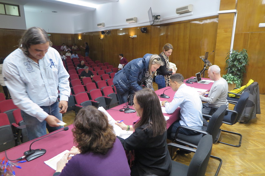 Los examinandos proceden a entregar el examen.