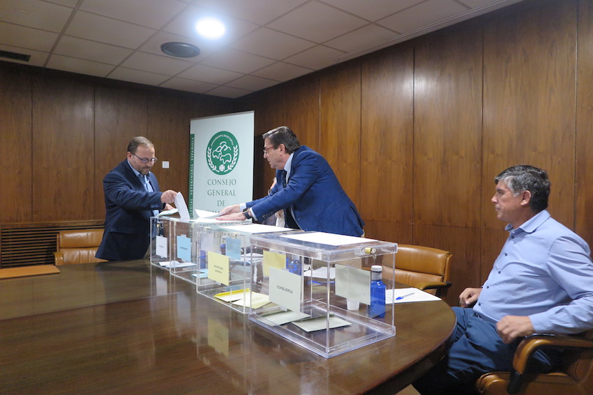 El presidente del Colegio de Ceuta emite su voto.