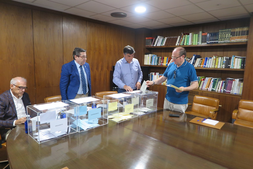 El presidente del Colegio de Castellón emite su voto.