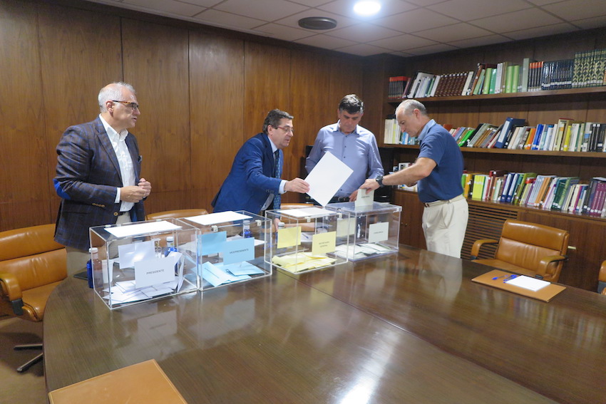 El presidente del Colegio de Badajoz emite su voto.