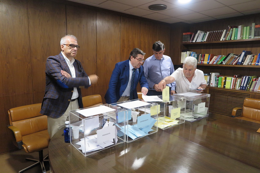 El presidente del Colegio de La Rioja emite su voto.