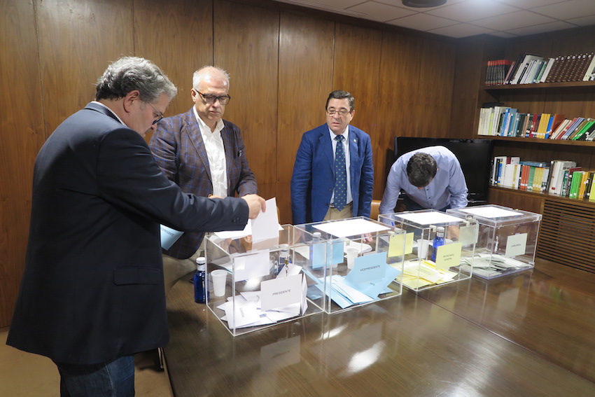 El presidente del Colegio de Huesca emite su voto.