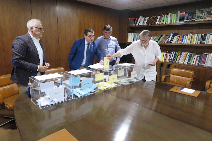 El presidente del Colegio de León emite su voto.