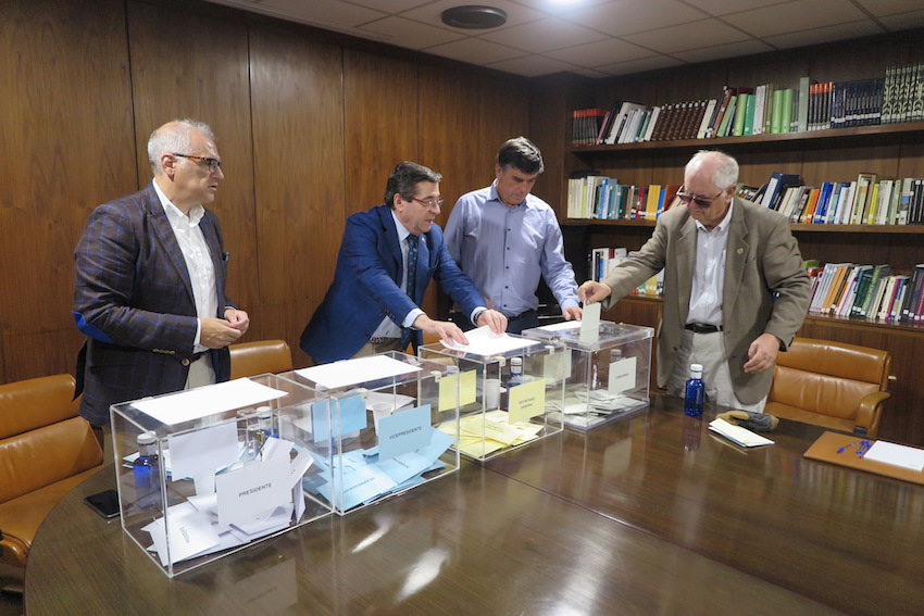 El presidente del Colegio de Almería emite su voto.