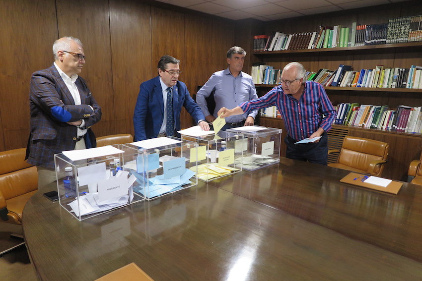 El presidente del Colegio de Teruel emite su voto.