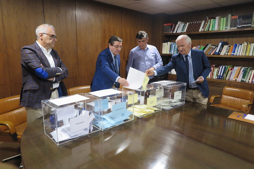 El presidente del Colegio de Ávila, reelegido secretario general, emite su voto.