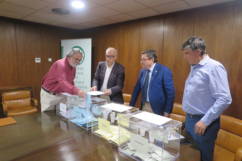 El presidente del Colegio de Las Palmas emite su voto.