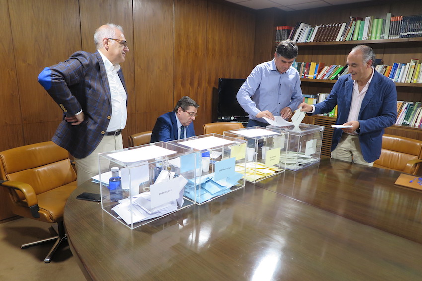 El presidente del Colegio de Vizcaya emite su voto.