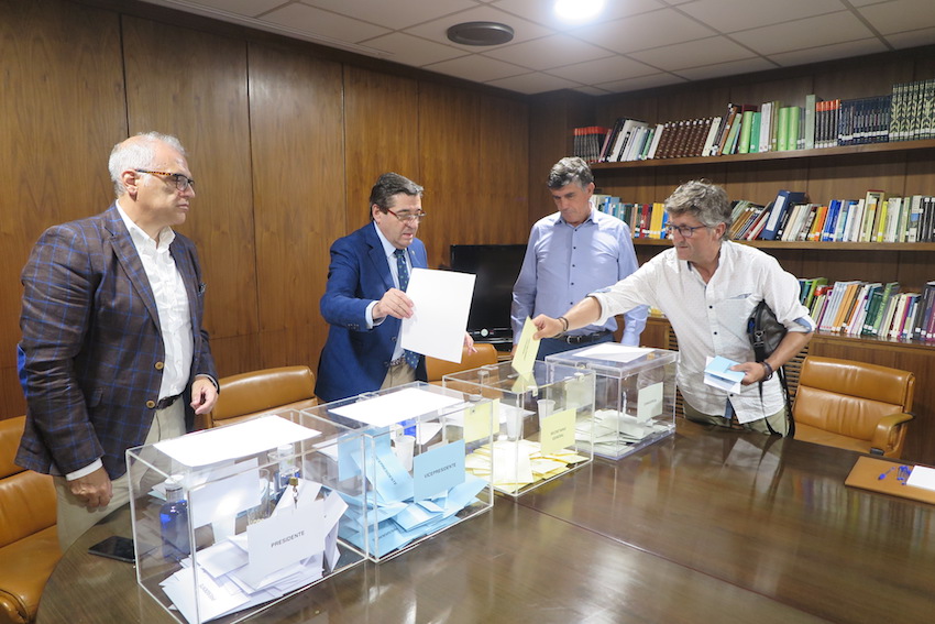 El presidente del Colegio de Salamanca emite su voto.