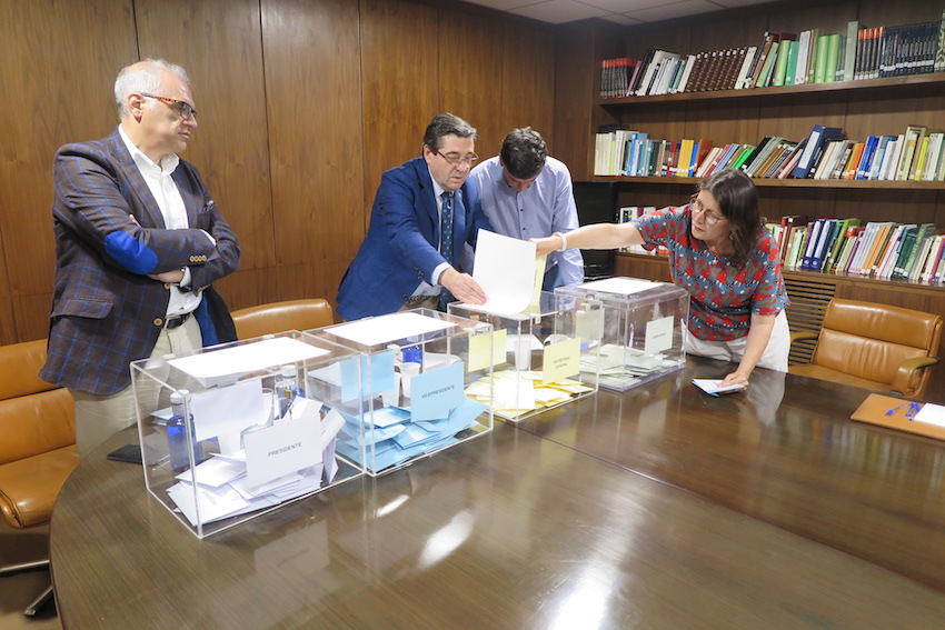 La presidenta del Colegio de Lleida emite su voto.