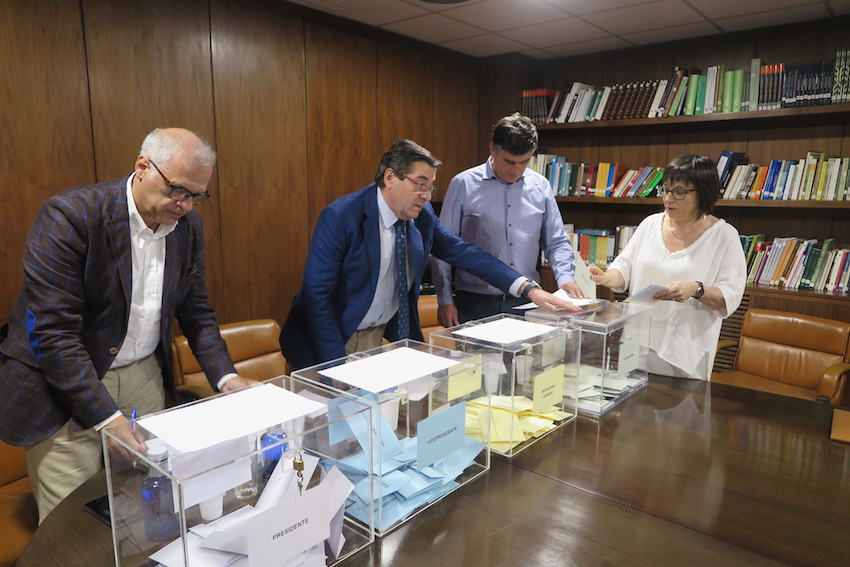 La presidenta del Colegio de Tarragona emite su voto.