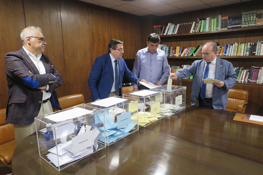 El presidente del Colegio de Jaén emite su voto.