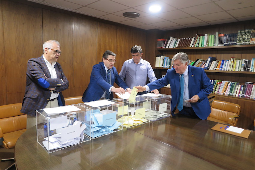 El presidente del Colegio de Toledo, reelegido vicepresidente, emite su voto.