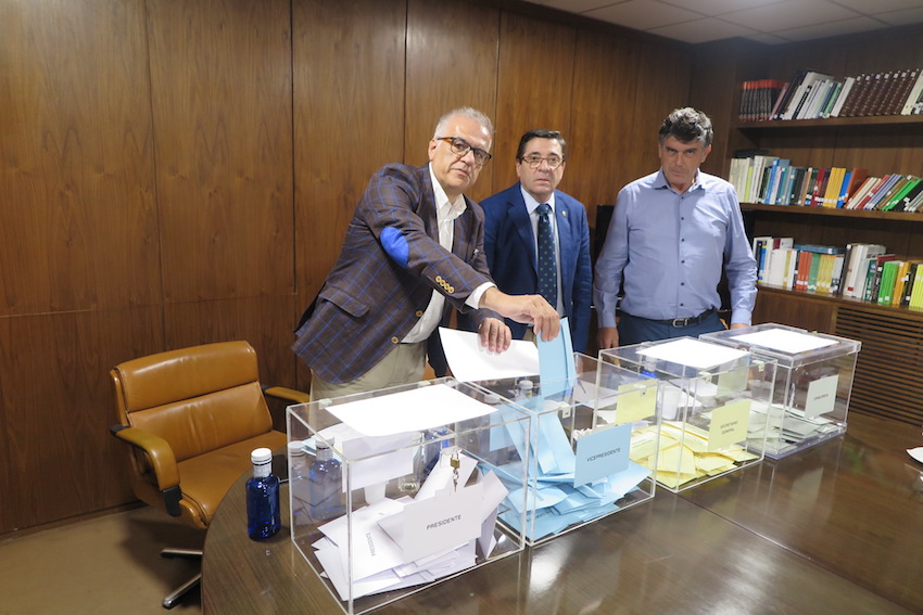 El presidente del Colegio de Huelva, secretario de la mesa electoral, emite su voto.