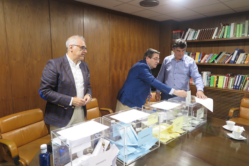 El presidente del Colegio de Zaragoza, presidente de la mesa electoral, emite su voto.