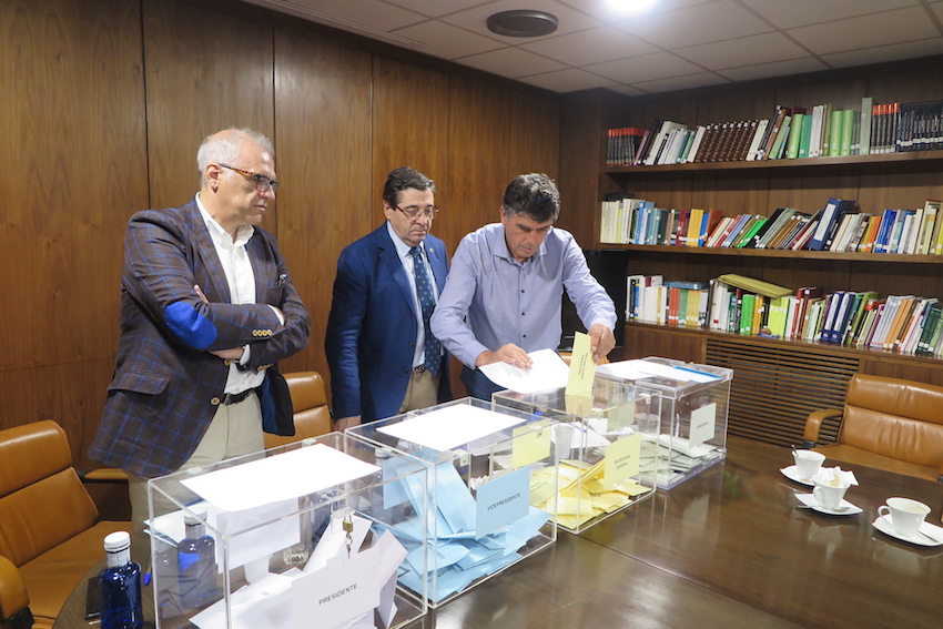 El presidente del Colegio de Cuenca, vocal de la mesa electoral, emite su voto.