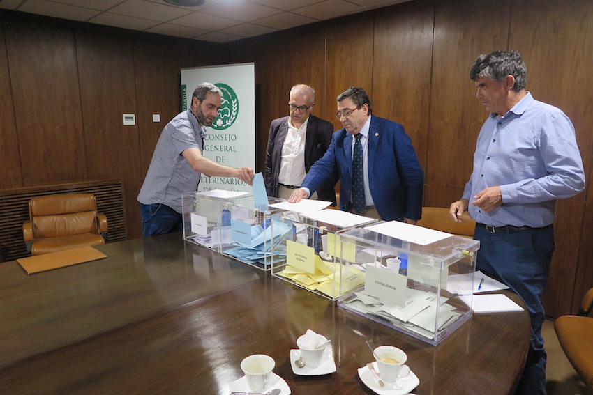 El presidente del Colegio de Cantabria emite su voto.