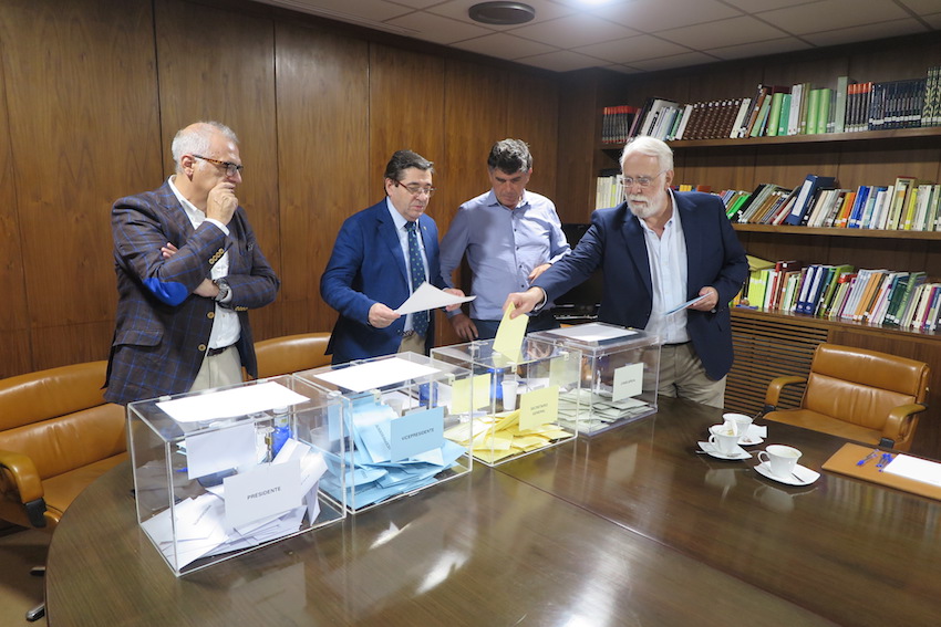 El presidente del Colegio de Sevilla, candidato a la presidencia, emite su voto.