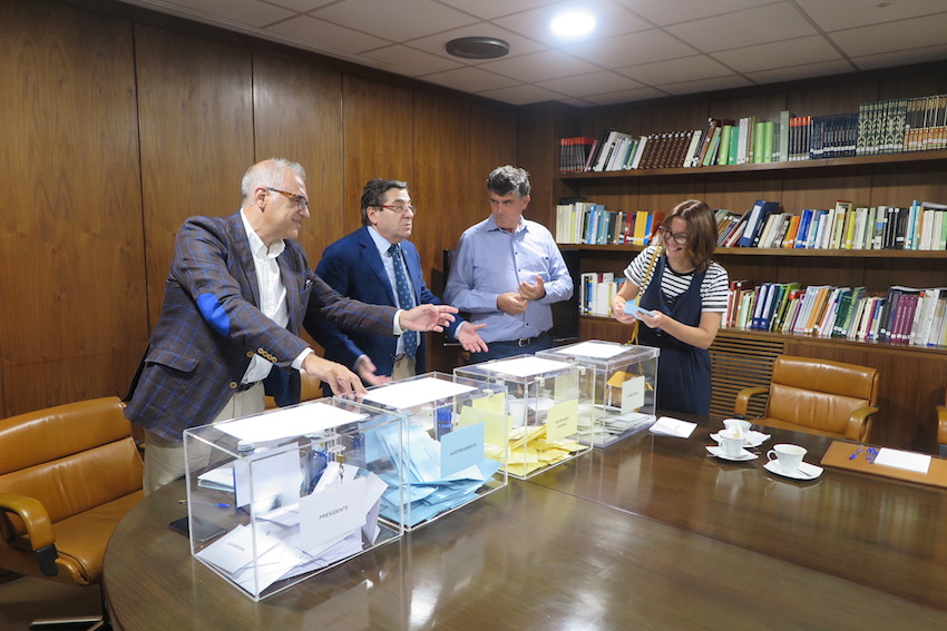 La presidenta del Colegio de Tenerife emite su voto.