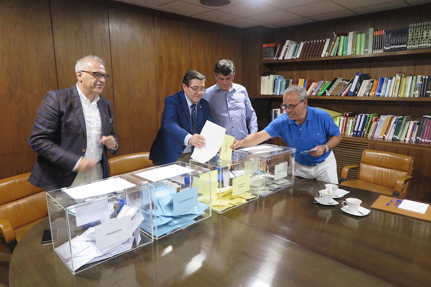 El presidente del Colegio de Guipúzcoa emite su voto.