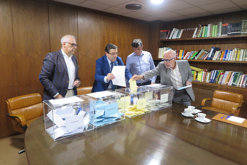 El vicepresidente del Colegio de Girona emite su voto.