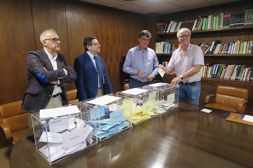 El presidente del Colegio de Álava emite su voto.