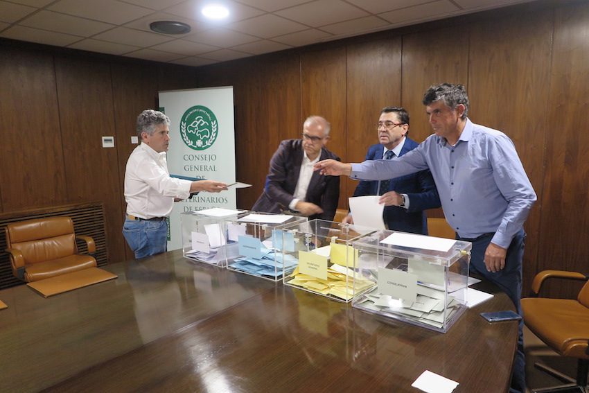 El presidente del Colegio de Cáceres emite su voto.