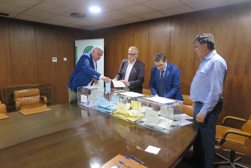 El presidente del Colegio de Pontevedra cerró la votación.