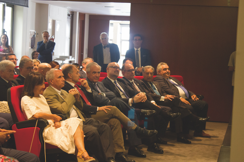 En primer término Marta García, Arturo Anadón, Pedro Lorenzo, el presidente y el secretario de Veterindustria, los presidentes de AMA y PSN, y el presidente del Colegio de Segovia