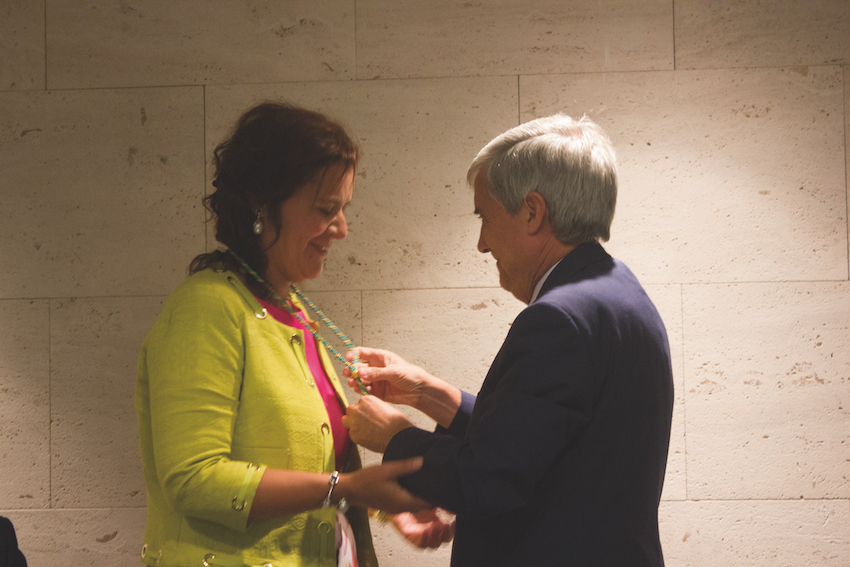 Juan José Badiola impone la medalla de la OCV a Ana María López.