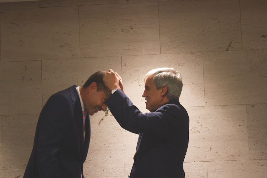 Juan José Badiola impone la medalla de la OCV a Gonzalo Moreno.