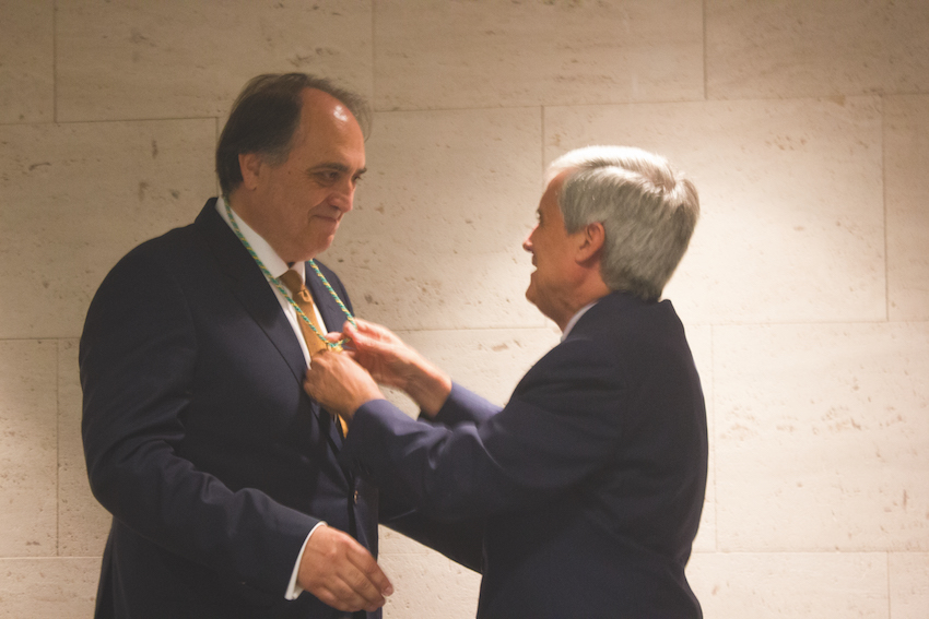 Juan José Badiola impone la medalla de la OCV a Luis Alberto Calvo.