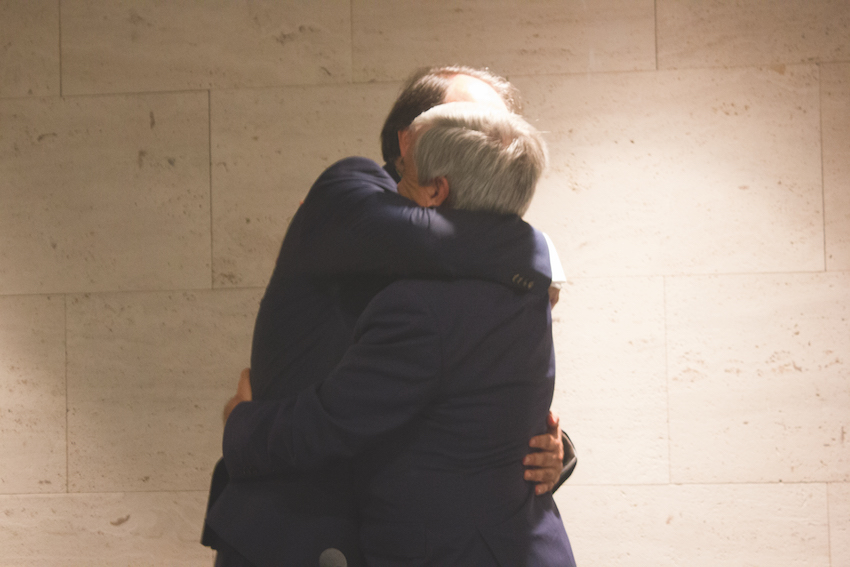 Abrazo entre Luis Alberto Calvo y Juan José Badiola.