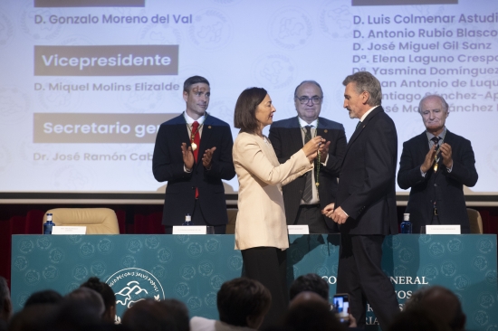Ana Rodríguez Castaño impone la medalla al secretario general de la OCV