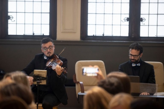 El grupo EnClave Maestoso amenizó la sesión con la interpretación de cuatro piezas musicales