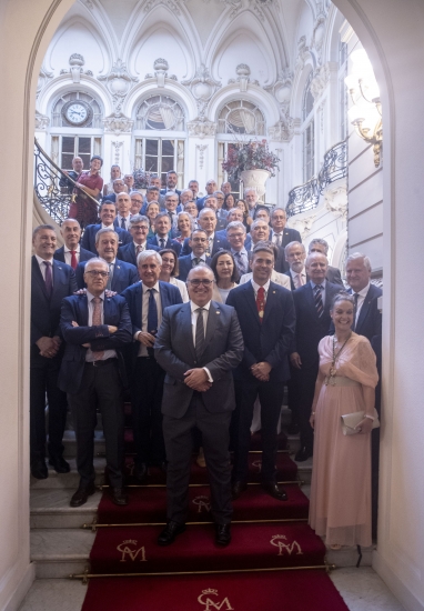 Los presidentes de los colegios provinciales en una de las escaleras del Casino. Abajo, Juan José Badiola, Gonzalo Moreno y Luis Alberto Calvo