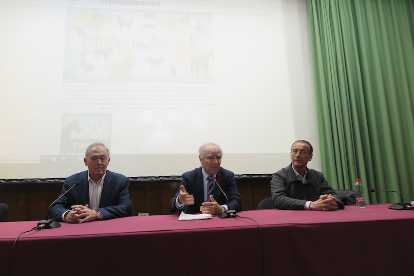 Felipe Vilas, Rufino Rivero y Manuel Alejandro Rodríguez introducen el examen.