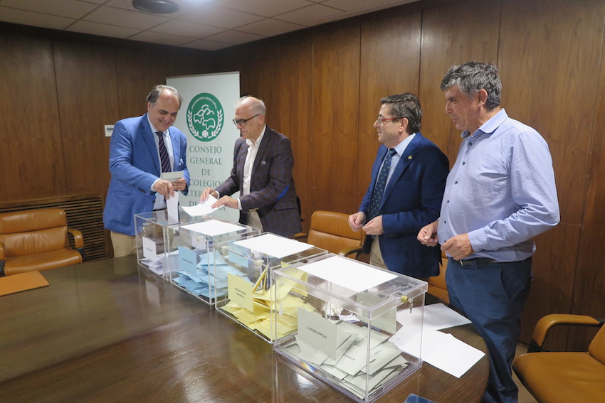 Luis Alberto Calvo, el presidente electo, en el momento de emitir su voto.