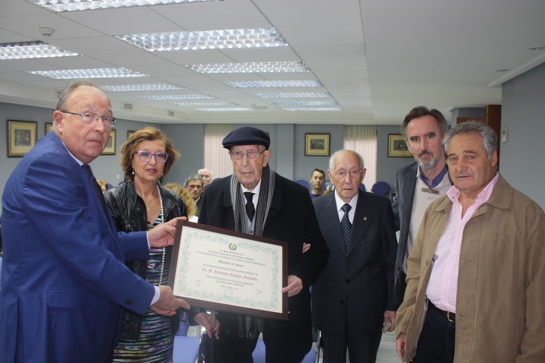 Homenaje de la Asociación Nacional a Jerónimo Sánchez por ser el de mayor edad de España