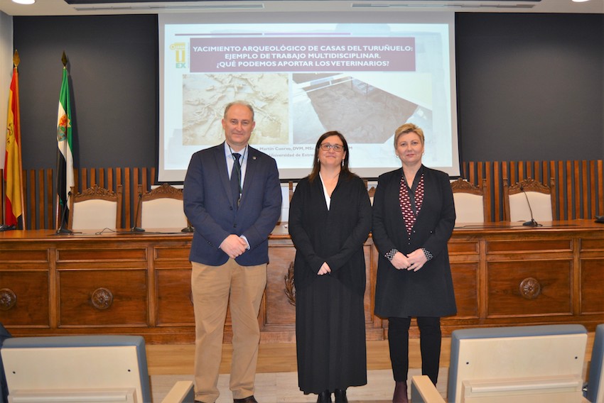 Sesión Solemne de la Academia de Ciencias Veterinarias de Extremadura con una conferencia sobre los yacimientos de Casas de Turuñuelo