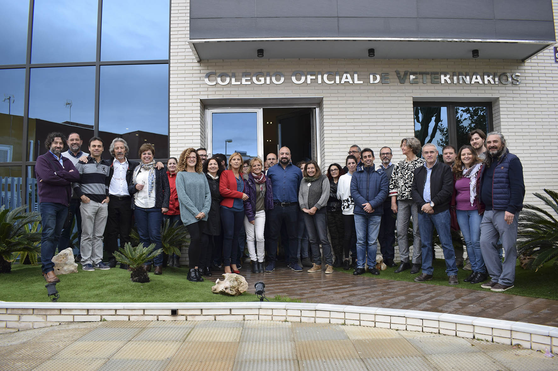 Más de una treintena de profesionales asistieron al curso de traumatología en la sede colegial