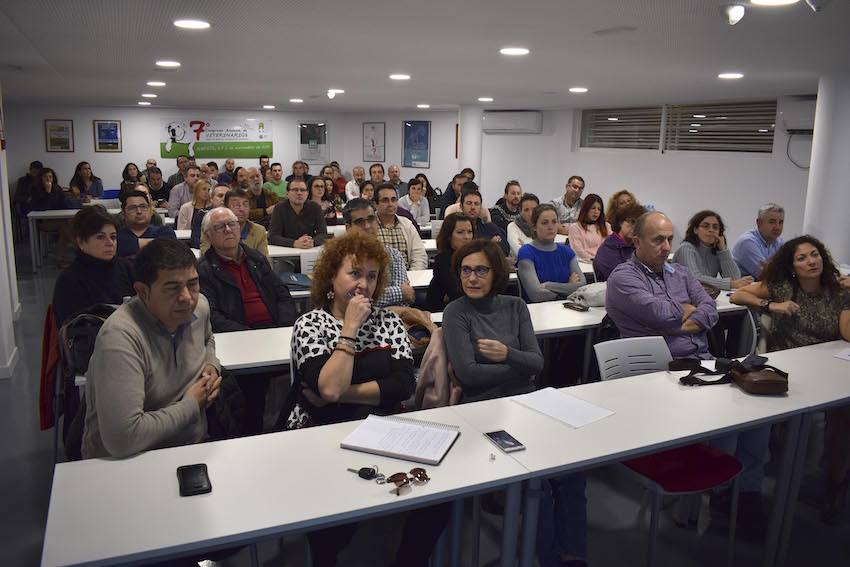 Un centenar de veterinarios asiste a la jornada informativa de identificación de animales de compañía 