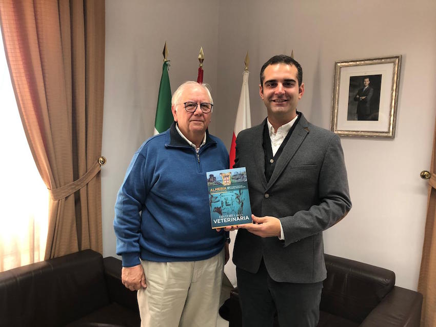 El libro de historia veterinaria del Colegio de Almería ya está en la Biblioteca Municipal